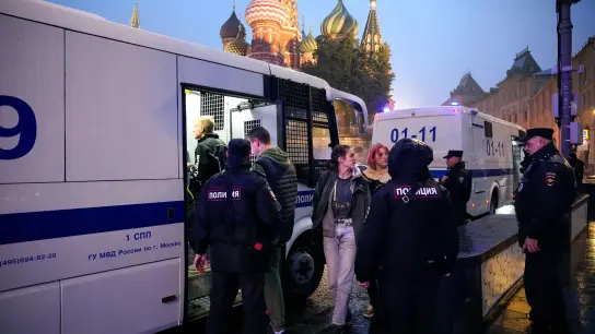 In mehreren russischen Städten - hier der Rote Platz in Moskau - hat es am Samstag Polizeiaktionen gegen Anti-Kriegs-Demonstranten gegeben. Menschenrechtler berichten von mehr als 700 Festnahmen. (Foto: Uncredited/AP/dpa)