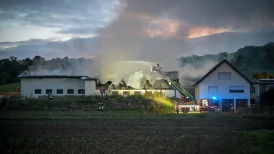 Einsatzkräfte der Feuerwehr löschen einen Brand auf einem Bauernhof. (Foto: -/Pressestelle Kreisbrandinspektion Main-Spessart/dpa)