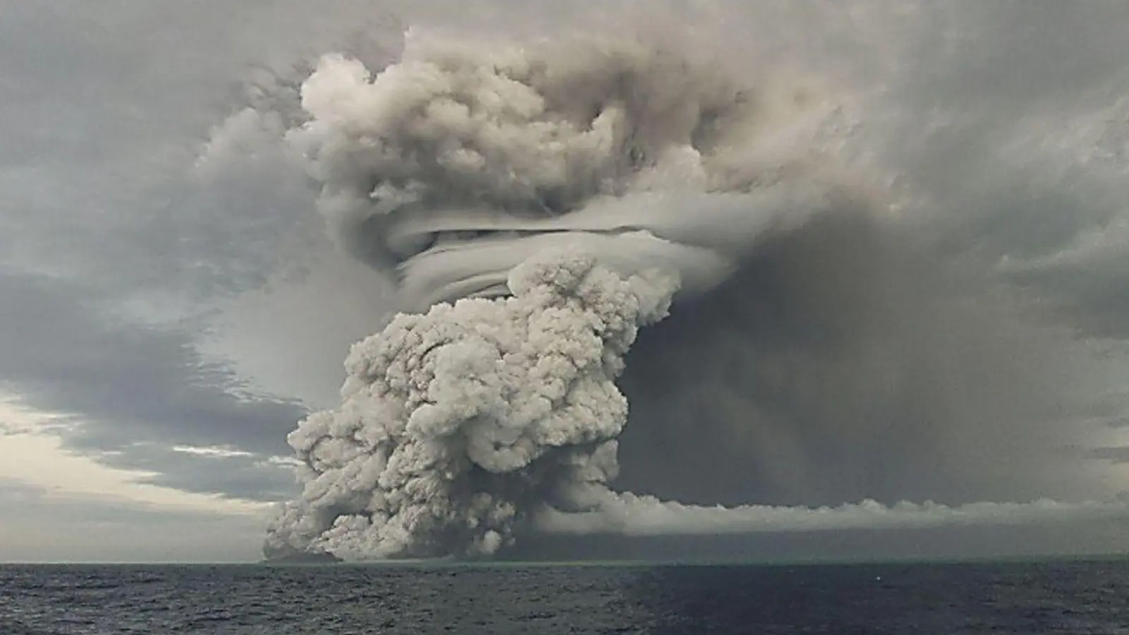 Über dem Vulkan Hunga Ha&#39;apai in Tonga steigt eine große Asche-, Dampf- und Gaswolke bis in eine Höhe von 18-20 km über dem Meeresspiegel auf. (Foto: Tonga Geological Services/ZUMA Press Wire Service/dpa)