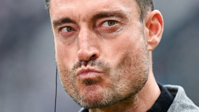 Hatte bei Eintracht Frankfurt keinen Erfolg - und immer mal wieder heftig irritiert: Trainer Albert Riera. (Archivbild) (Foto: Uwe Anspach/dpa)