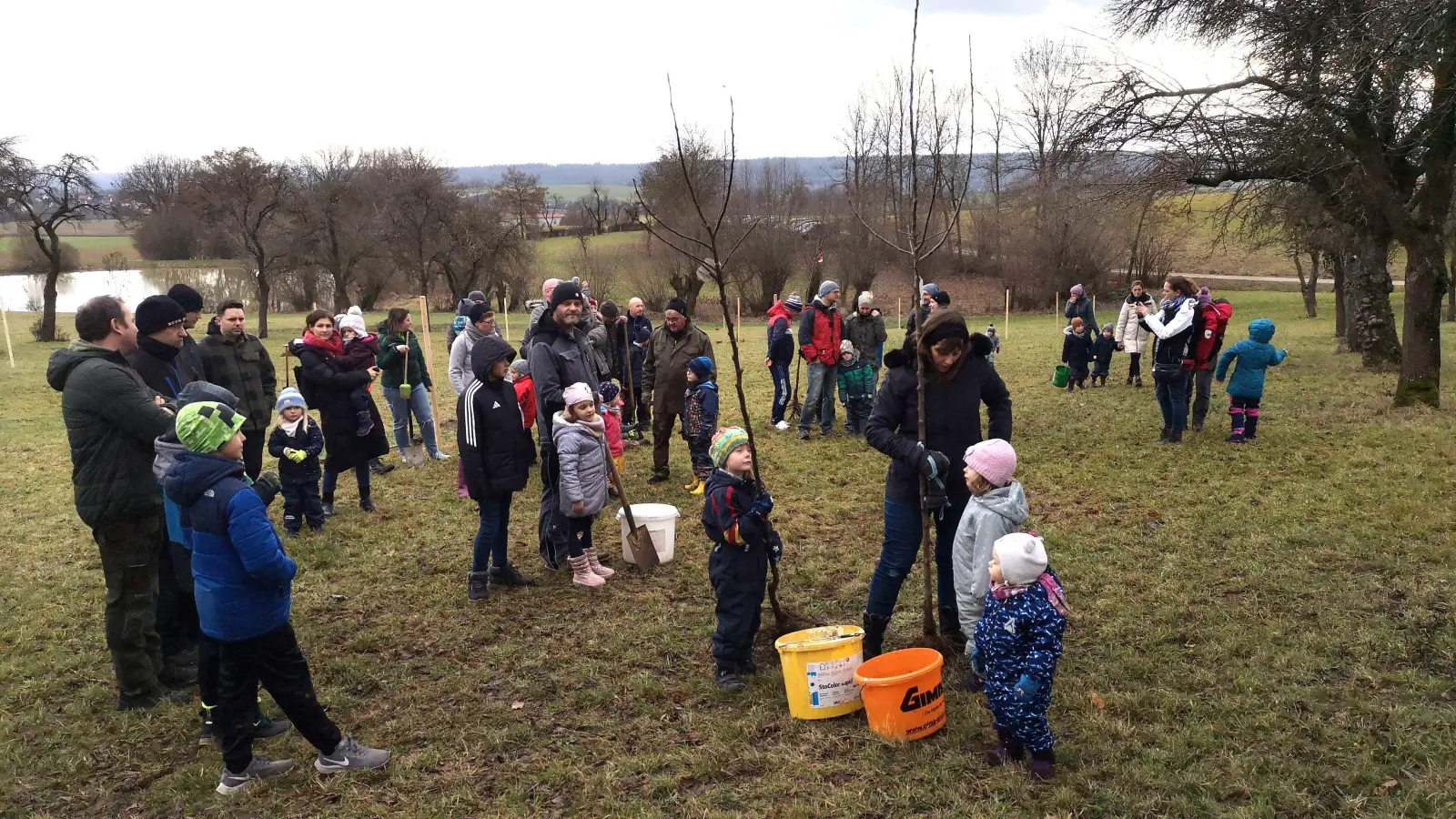 An der Baumpflanzaktion des Obst- und Gartenbauvereins Röckingen beteiligten sich Eltern mit ihren Kindern. (Foto: Walter Oberhäußer)