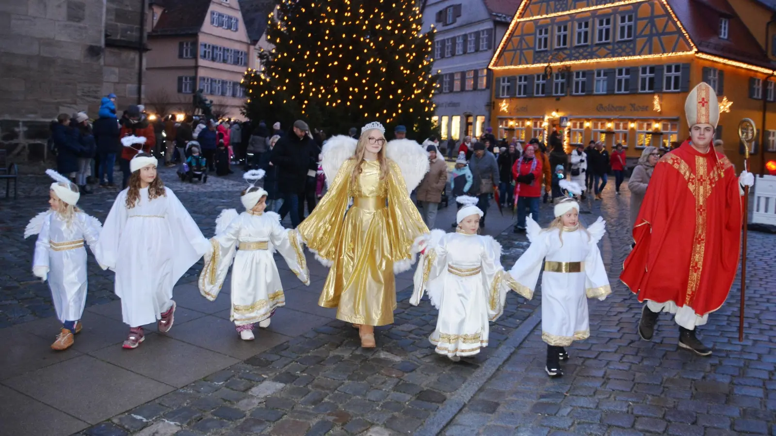 Christkind und Bischof Nikolaus zogen zum Auftakt des Weihnachtsmarkts vom Münster zum Spitalhof. (Foto: Peter Tippl)
