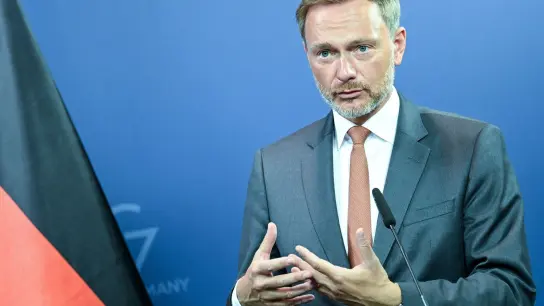 Bundesfinanzminister Christian Lindner will den Schuldenabbau in der EU verbindlich machen. (Foto: Britta Pedersen/dpa)