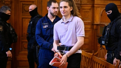 Ein Gericht in Budapest verurteilte die deutsche non-binäre Person Maja T. (2.v.r.) zu acht Jahren Gefängnis.  (Foto: Denes Erdos/AP/dpa)