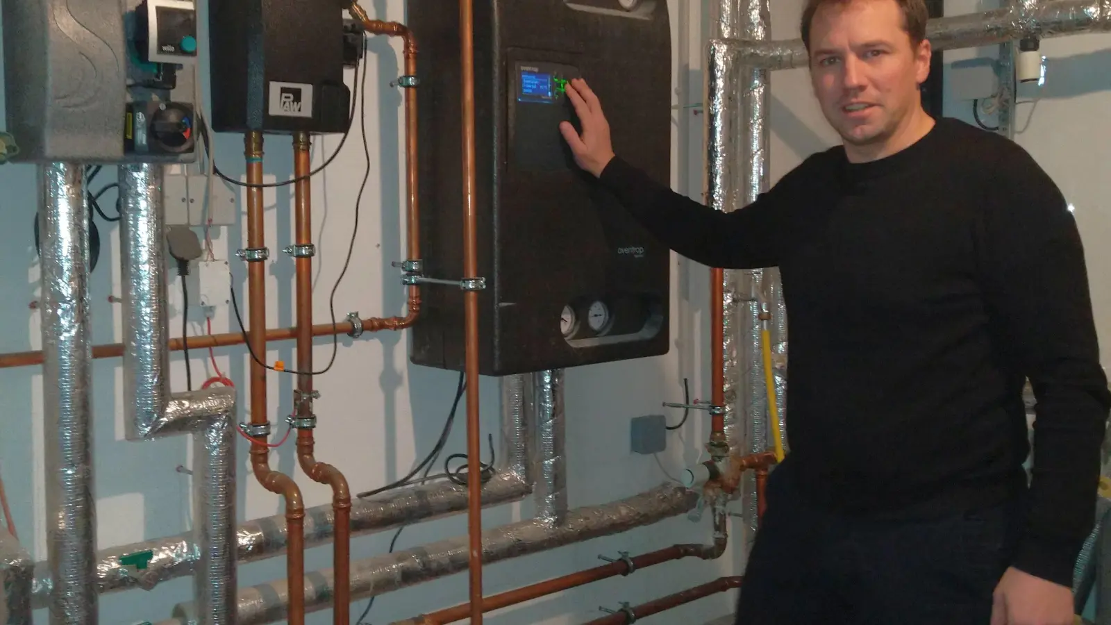 Daniel Stumpf und ein Kollege bieten– auch online oder telefonisch – Energieberatungen an. Wer Fragen oder Energie-Projekte hat, kann über die Verbraucherschutzzentrale einen Termin bei ihnen buchen. (F.: Planungsbüro Stumpf)