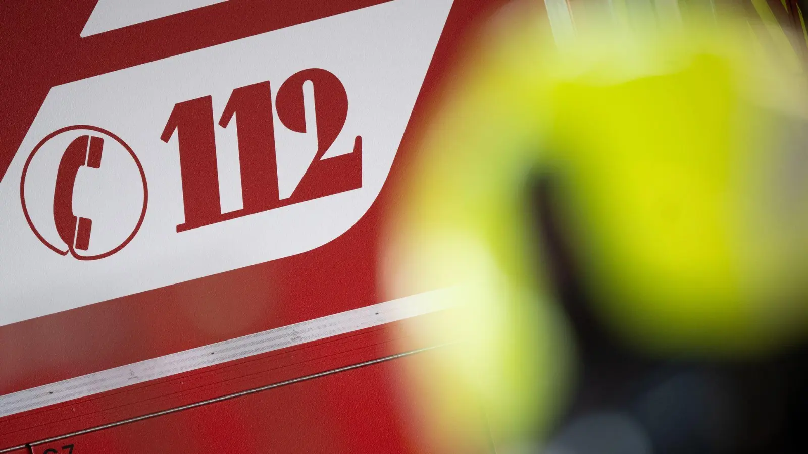 Nach ersten Erkenntnissen brach das Feuer in der Dachgeschosswohnung aus. (Symbolbild) (Foto: Sebastian Gollnow/dpa)