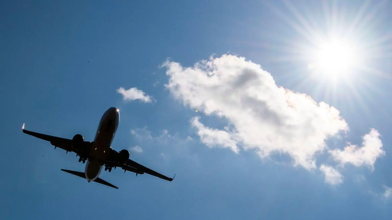 Sommerurlaub bereits gebucht – und plötzlich teurer? Welche Regeln jetzt gelten. (Foto: Julian Stratenschulte/dpa/dpa-tmn)