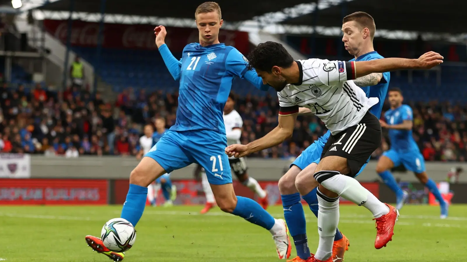 Brynjar Ingi Bjarnason (l) spielte schon gegen Deutschland - und wechselt nach Fürth. (Foto: Christian Charisius/dpa)