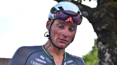 Der Niederländer Mathieu van der Poel musste bei der Tour de France wegen einer Lungenentzündung aufgeben. (Foto: Marco Bertorello/Pool AFP/AP/dpa)