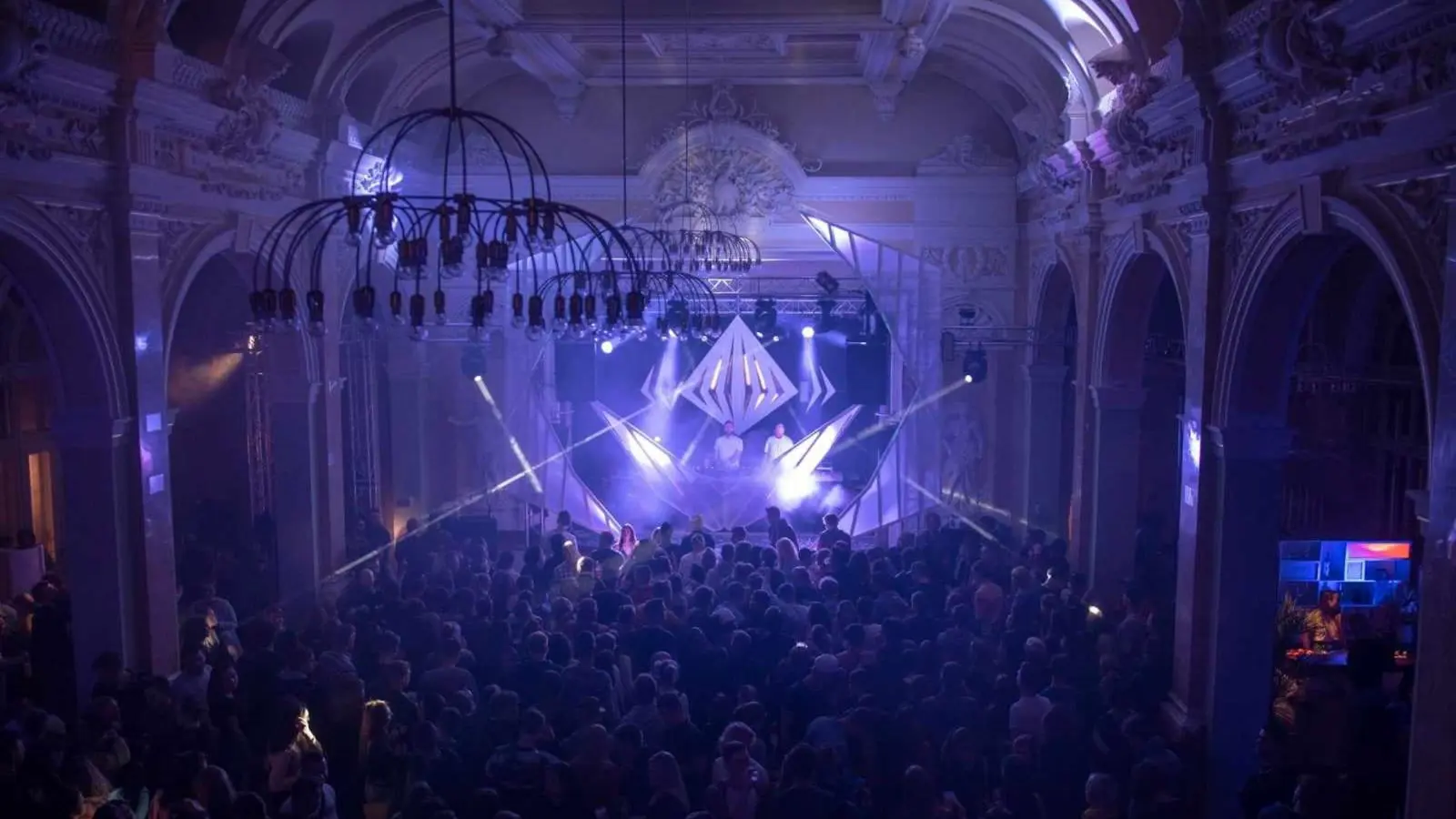 Beim Sundowner-Festival verwandelt sich das Wildbad in eine bunte Parallelwelt. Der Theatersaal bietet das passende Ambiente dazu. (F.: Grenzkunst)