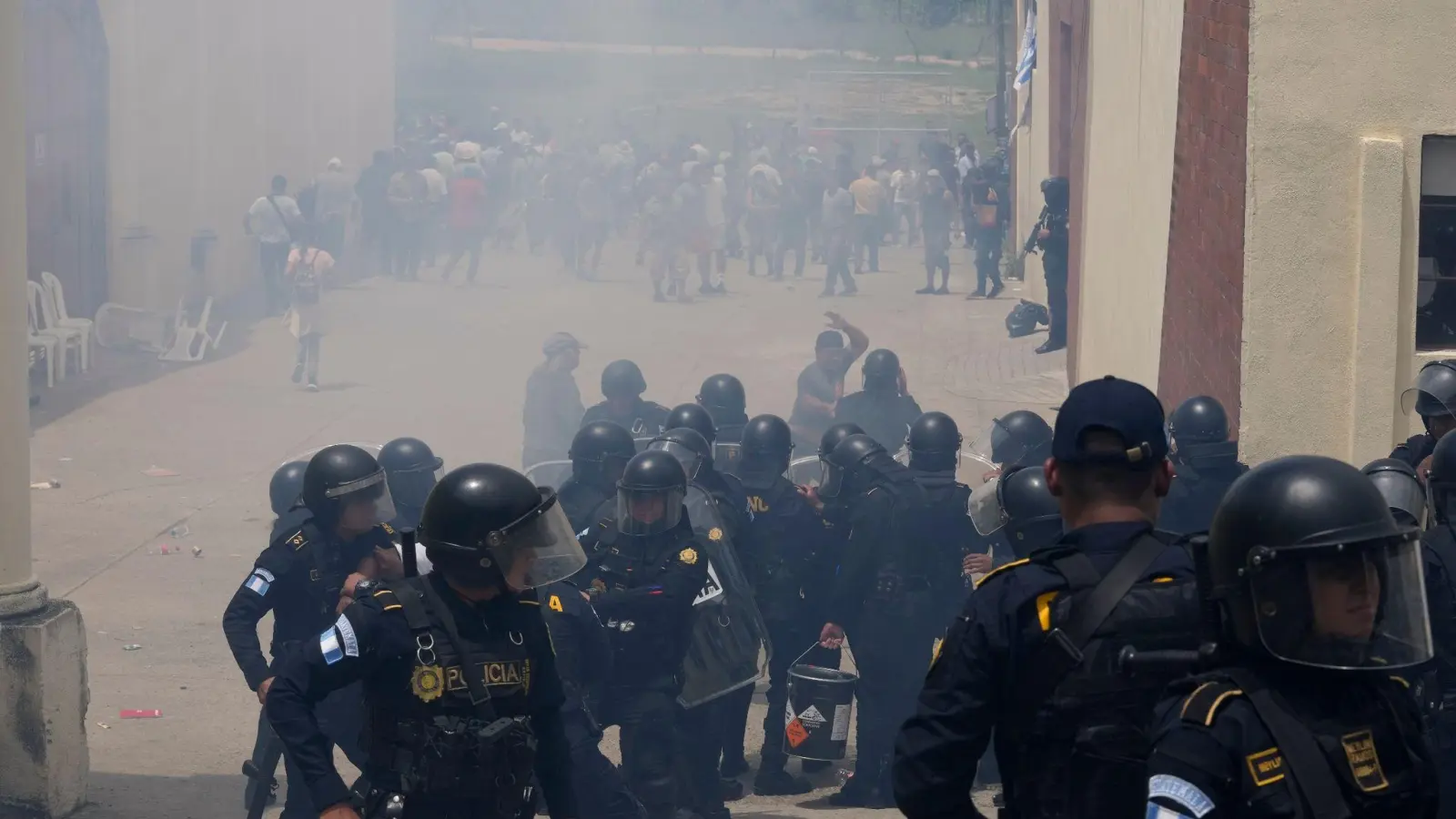 Die Polizei feuert Tränengas auf ein Wahllokal, nachdem es in Guatemala-Stadt zu Zusammenstößen gekommen war. (Foto: Moises Castillo/AP/dpa)