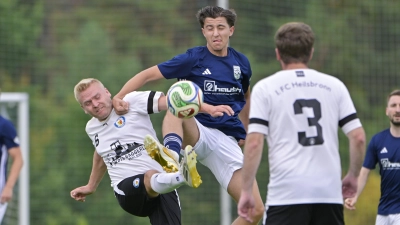 Energischer Kampf um den Ball: Tobias Preißl vom FC Heilsbronn (links) und Timmy Nieszery vom SV Hagenbüchach. (Foto: Martin Rügner)