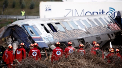 Rettungskräfte suchen in den Zugtrümmern nach Überlebenden. (Foto: Giannis Papanikos/AP)