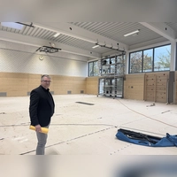 Bürgermeister Daniel Mogge auf der Baustelle: Die umfassende Sanierung der Turnhalle an der Schule in Petersaurach soll in den nächsten zwei Wochen abgeschlossen werden.  (Foto: Lara Hausleitner)
