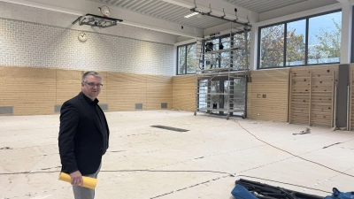 Bürgermeister Daniel Mogge auf der Baustelle: Die umfassende Sanierung der Turnhalle an der Schule in Petersaurach soll in den nächsten zwei Wochen abgeschlossen werden.  (Foto: Lara Hausleitner)