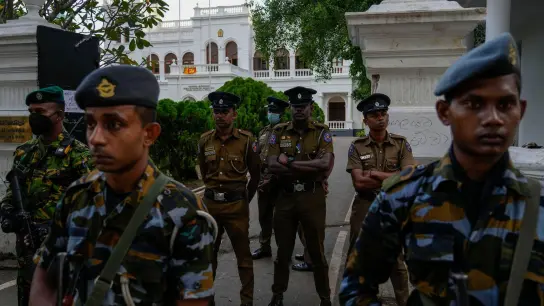 Armee und Polizei stehen am Donnerstag vor dem Bürogebäude des Premierministers von Sri Lanka Wache. (Foto: Rafiq Maqbool/AP/dpa)