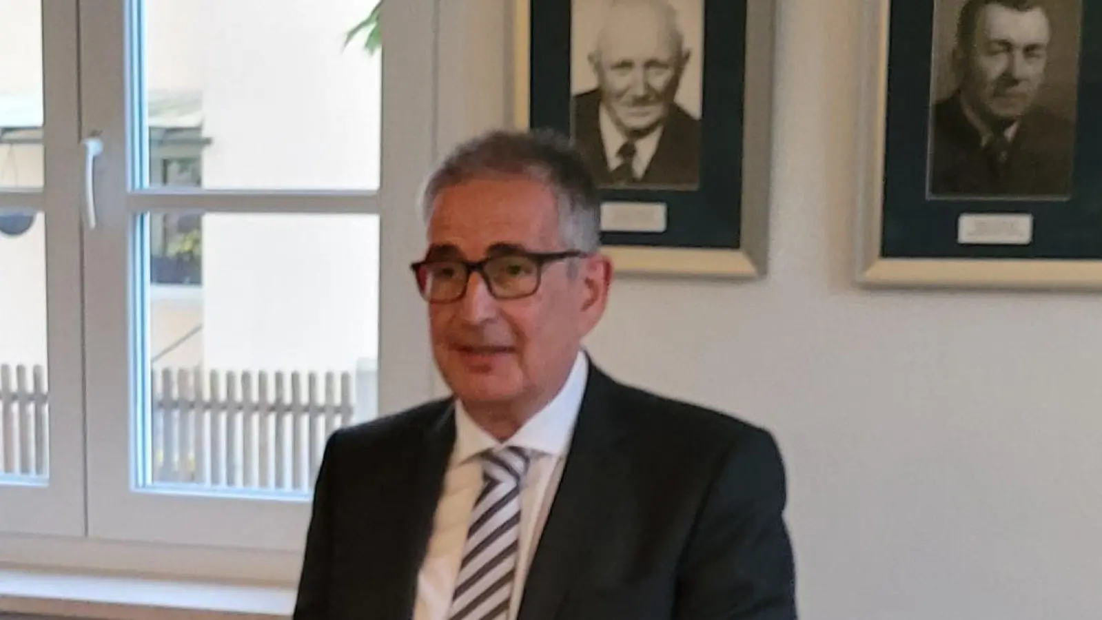 Robert Christensen (stehend) ist jetzt Altbürgermeister von Dietersheim. (Foto: Nina Daebel)