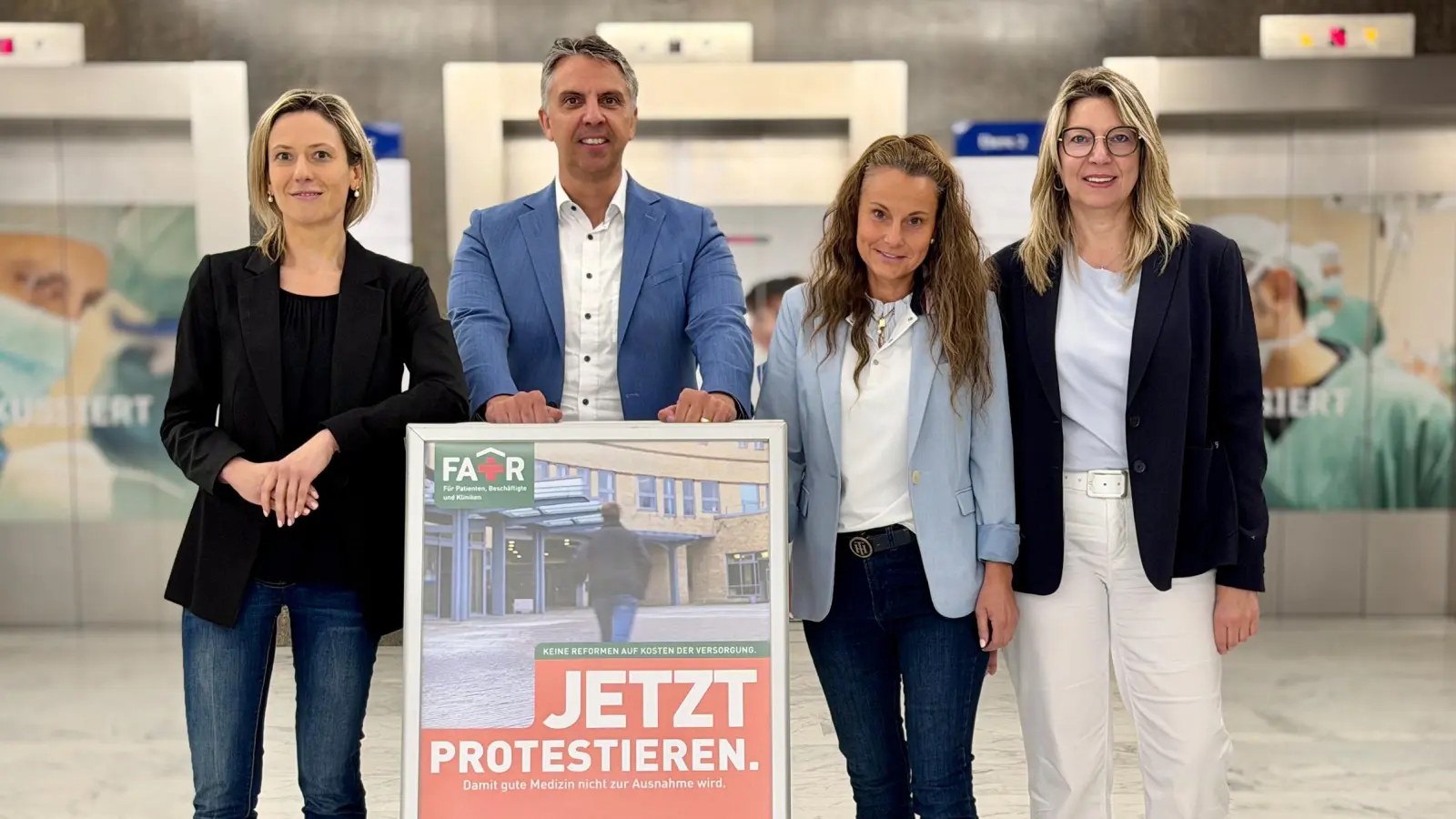 Protestierten gemeinsam am Klinikum Ansbach (von links): Sandra Pirchner, kaufmännische Direktorin des Klinikums Ansbach, Frank Reza, kaufmännischer Direktor der Kliniken Dinkelsbühl und Rothenburg, Manuela Herzog-Wehrer, Pflegedirektorin des Klinikums Ansbach, und Sandra Henneck, Pflegedirektorin der Kliniken Dinkelsbühl und Rothenburg. Der Haupteingang des Klinikums blieb während der Aktion für zwei Stunden symbolisch verschlossen. (Foto: ANregiomed/Rainer Seeger)