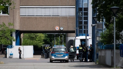 Polizeieinsatz nach mehreren Notrufen an der Carl-von-Ossietzky-Schule in Berlin-Kreuzberg. (Foto: Christophe Gateau/dpa)