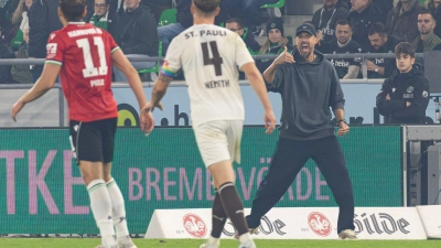 Hannovers neuer Trainer Sandro Wagner beim 1:1 gegen den FC St. Pauli. (Foto: Michael Matthey/dpa)