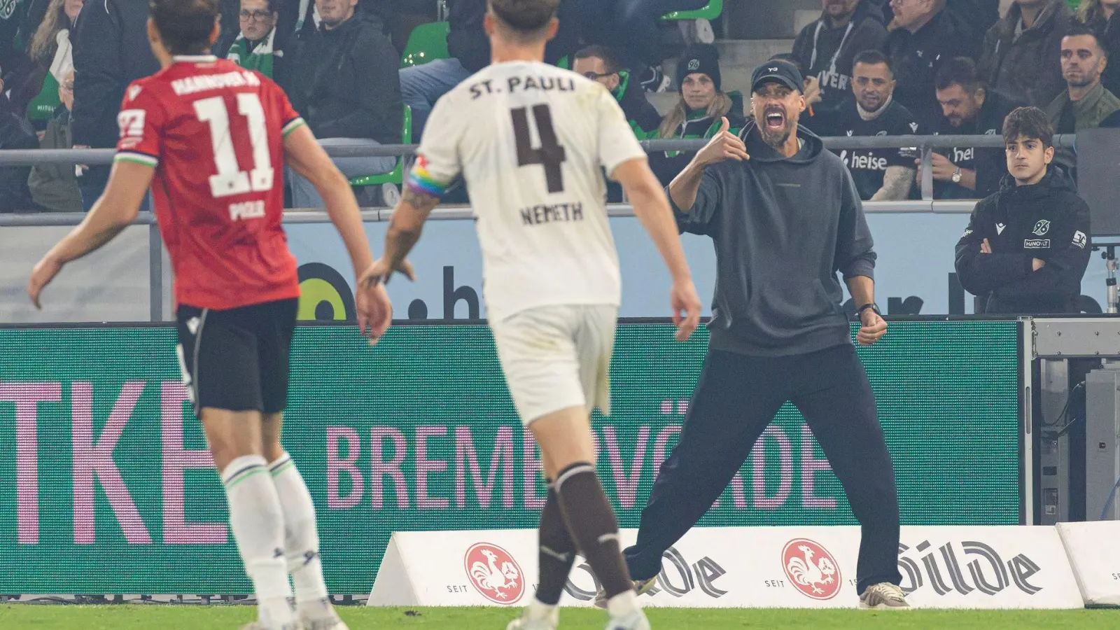 Hannovers neuer Trainer Sandro Wagner beim 1:1 gegen den FC St. Pauli. (Foto: Michael Matthey/dpa)