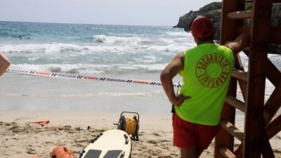 An der Ostküste Mallorcas wurden zwei Leichen gefunden. Hier ein Rettungsschwimmer in Cala Anguia. (Foto: Clara Margais/dpa)