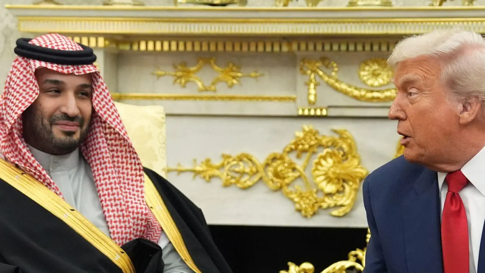 Der saudi-arabische Kronprinz bin Salman und US-Präsident Trump demonstrieren Nähe. (Archivbild) (Foto: Evan Vucci/AP/dpa)