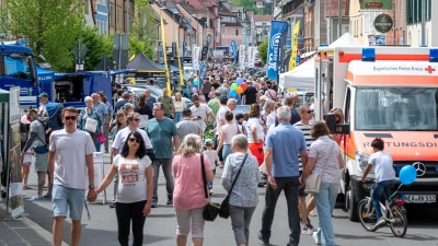 Viel Betrieb herrschte am Sonntag wieder im Rahmen des Frühlingsfestes in der Neustädter Innenstadt. Bummeln, einkaufen, an Führungen teilzunehmen und das bunte Programm zu genießen, hieß es für viele. (Foto: Mirko Fryska)