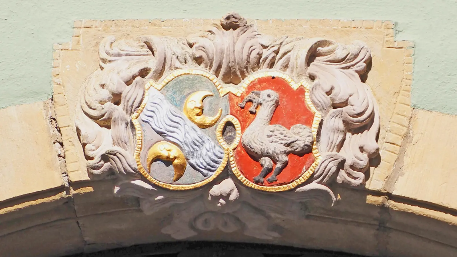 Das Wappen mit den beiden Mondsicheln an dem Haus in der Hofbronnengasse weist auf die Rothenburger Ratsherrenfamilie Winterbach hin. (Foto: Bezirk Mittelfranken/Julia Krieger)
