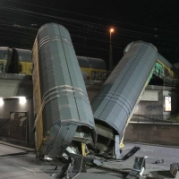 Zwei Waggons sind in München von einer Brücke gestürzt.  (Foto: Ehsan Monajati/dpa)