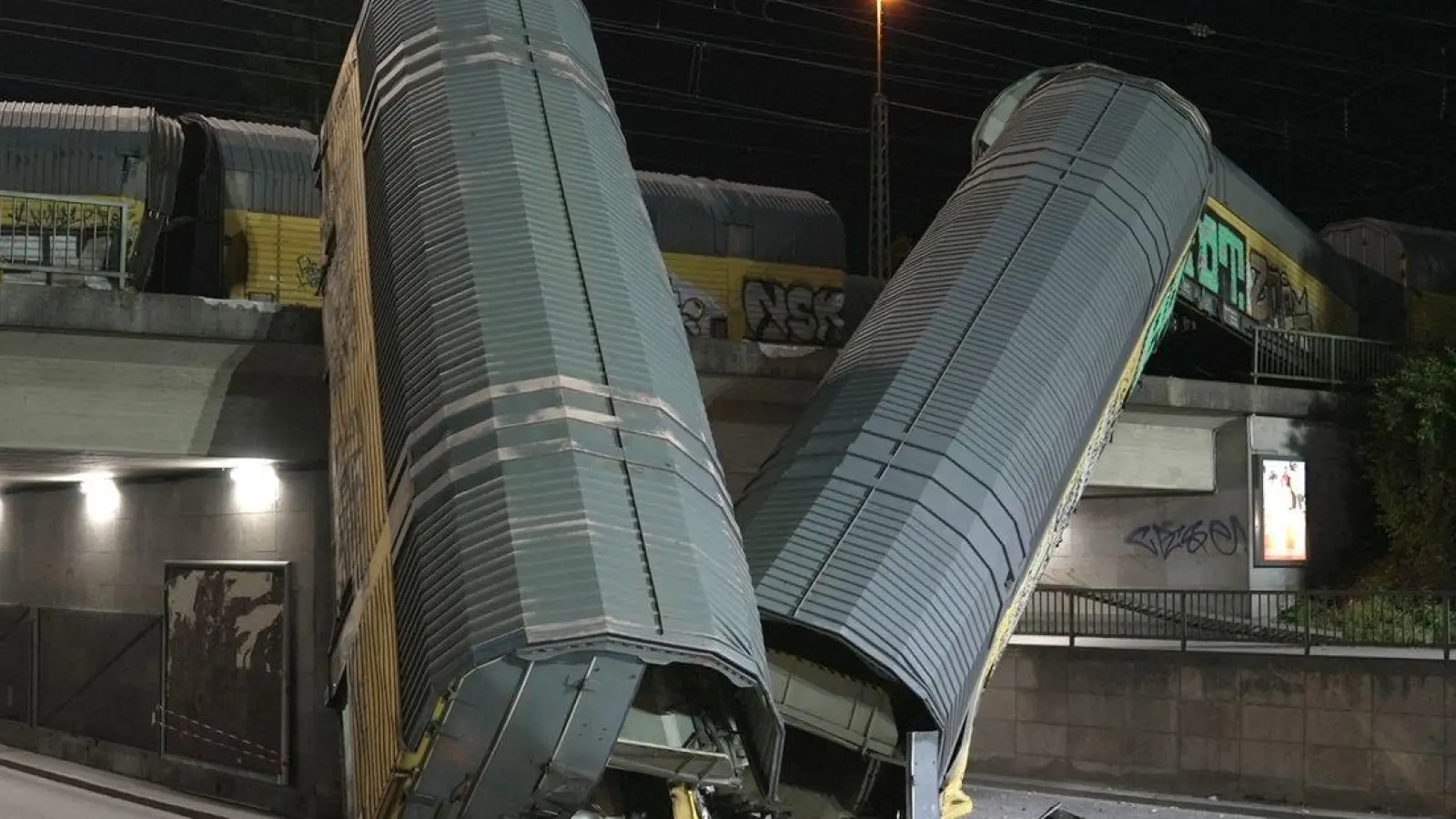 Zwei Waggons sind in München von einer Brücke gestürzt.  (Foto: Ehsan Monajati/dpa)
