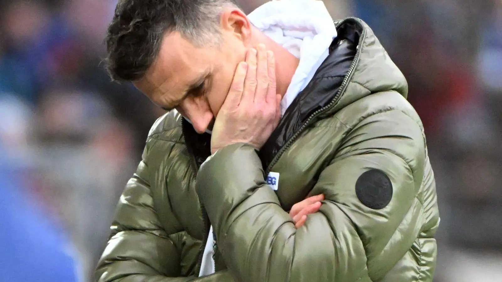 Sichtlich frustriert: Karlsruhes Cheftrainer Christian Eichner. (Foto: Uli Deck/dpa)