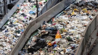 Unsortierter Müll überwiegend aus dem sogenannten Gelben Säcken läuft in der Sortieranlage für Leichtverpackungen des Umweltdienstleistungsunternehmens Interzero über verschiedene Förderbänder. (Foto: Bernd Thissen/dpa)
