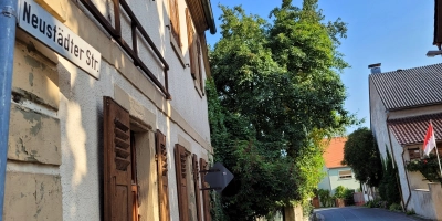 In einem Teilabschnitt der Neustädter Straße in Beerbach könnten Ende Oktober Szenen für einen Hollywood-Historienfilm gedreht werden. (Foto: Nina Daebel)