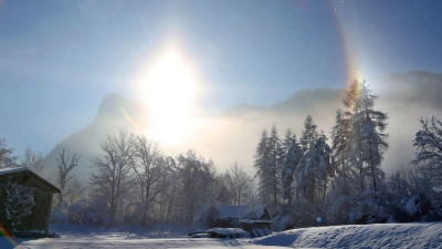 Sonnenstrahlen brechen sich über der winterlichen Landschaft in den Eiskristallen des Hochnebels. (Foto: Karl-Josef Hildenbrand/dpa)