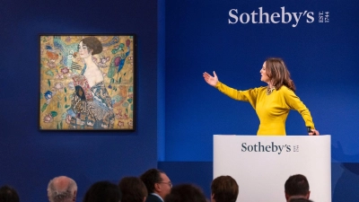 Das Klimt-Gemälde „Dame mit Fächer“, ist bei Sotheby&#39;s in London für 85,3 Millionen Pfund (99,2 Millionen Euro) versteigert worden. (Foto: Haydon Perrior/Sotheby's/PA Media/dpa)