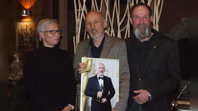 Zum Ehrenpreis erhielt Intendant Peter Cahn (Mitte) auch eine Fotomontage, die ihn mit einem Oscar zeigt. Es gratulierten FLZ-Chefredakteurin Gudrun Bayer und Oberbürgermeister Dr. Christoph Hammer. (Foto: Jasmin Kiendl)
