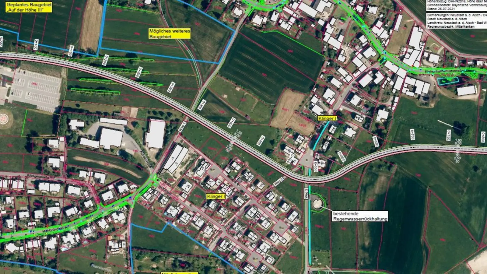 Beginnend am hinteren Parkplatz der Klinik, vorbei am nördlichen Rand des Baugebietes Klinger und am südlichen Ortsteil von Kleinerlbach, durch Ausgleichsflächen, über einen Hügel, durch Felder und eine Streuobstwiese bis hin zur Anbindung an die B8 unterhalb des Gewerbegebietes – so könnte die Ostspange (Bildmitte in grau) verlaufen. (Planskizze: Planungsgruppe Strunz)