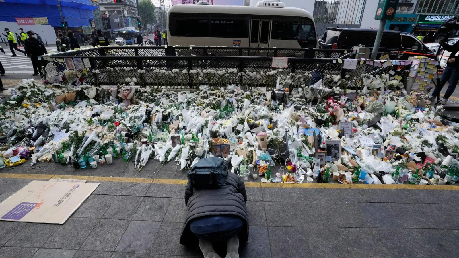 Ein Mann verneigt sich zum Gedenken an die Opfer einer tödlichen Massenpanik nach den Halloween-Feierlichkeiten in Seoul. (Foto: Ahn Young-Joon/AP/dpa/Archiv)