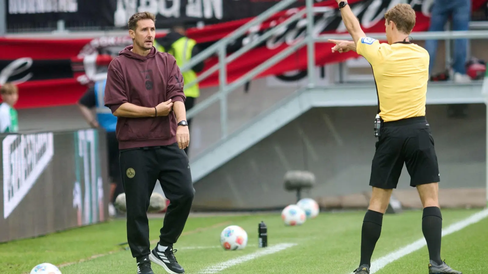 Kein guter Abend für Nürnbergs Trainer Miroslav Klose - diese Gelbe Karte durch Schiedsrichter Jarno Wienefeld aber erhielt sein Co-Trainer Javier Pinola hinter ihm.  (Foto: Bernd Thissen/dpa)