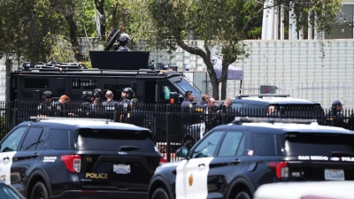 Die Polizei sucht nach mutmaßlichen Schützen.  (Foto: Gregory Bull/AP/dpa)