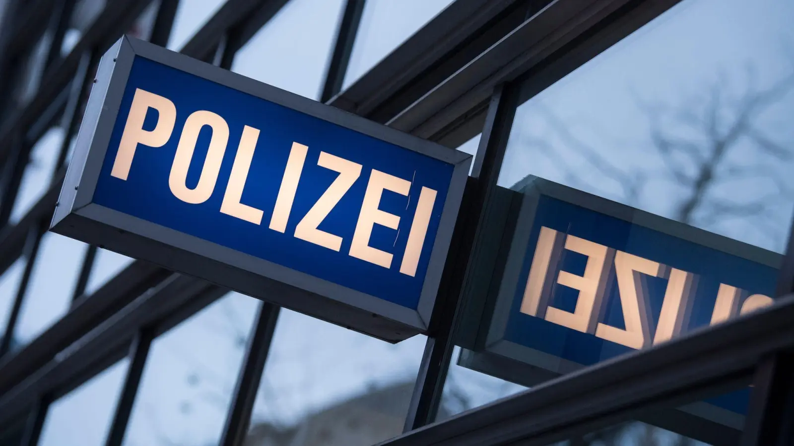 Der Schriftzug &quot;Polizei&quot; an einem Polizeirevier. (Foto: Boris Roessler/dpa/Symbolbild)