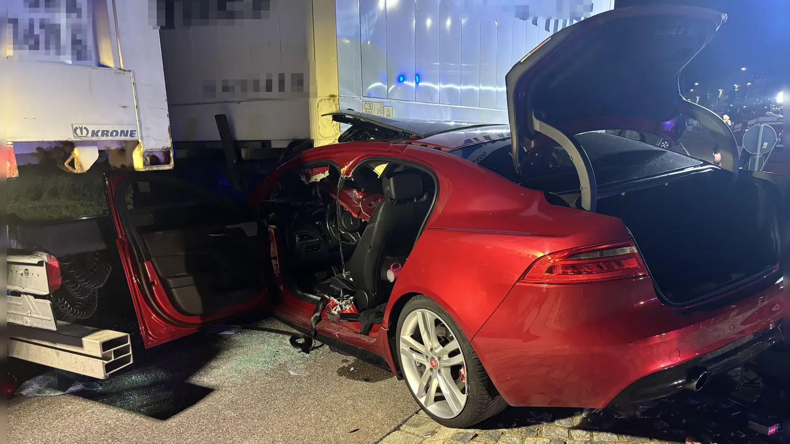 Am Dr. Zumach-Ring in Ansbach kollidierte ein Sportwagen mit einem Lkw. (Foto: NEWS5 / Kevin Weddig)