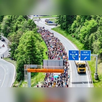Tausende demonstrierten gegen die Umweltbelastungen durch den Transitverkehr (Foto: Jason Tschepljakow/dpa)