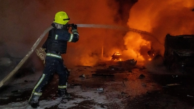Bei massiven russischen Angriffen mit Raketen und Drohnen sind in der Ukraine viele Menschen getötet und Dutzende weitere verletzt worden. (Foto: Andrii Marienko/AP/dpa)