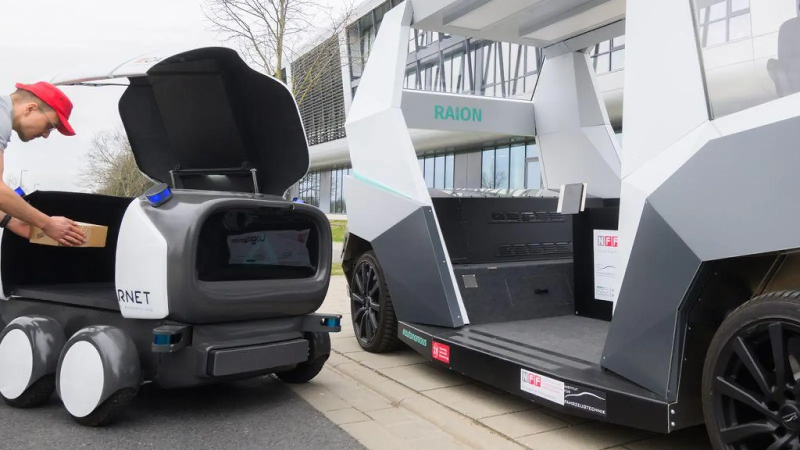 An der TU Braunschweig wurden Zustellroboter vorgestellt: Das größere Fahrzeug ist ein mobiles Logistikzentrum und das kleinere das Zustellfahrzeug. (Foto: Julian Stratenschulte/dpa)
