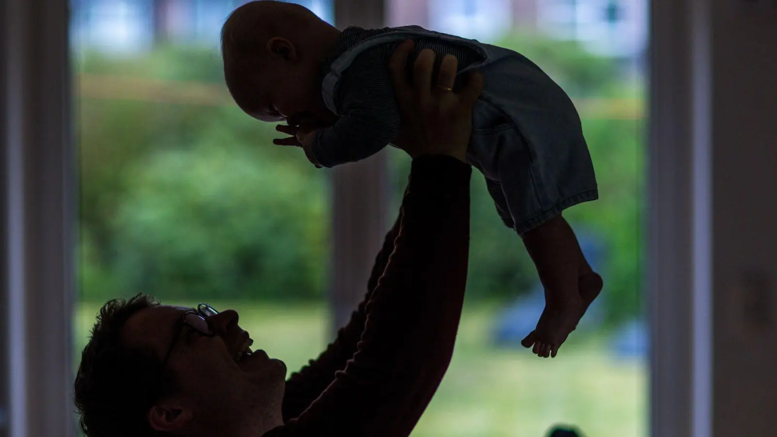 Das Durchschnittsalter von Vätern in Deutschland steigt seit Jahren. (Foto: Jens Büttner/dpa)