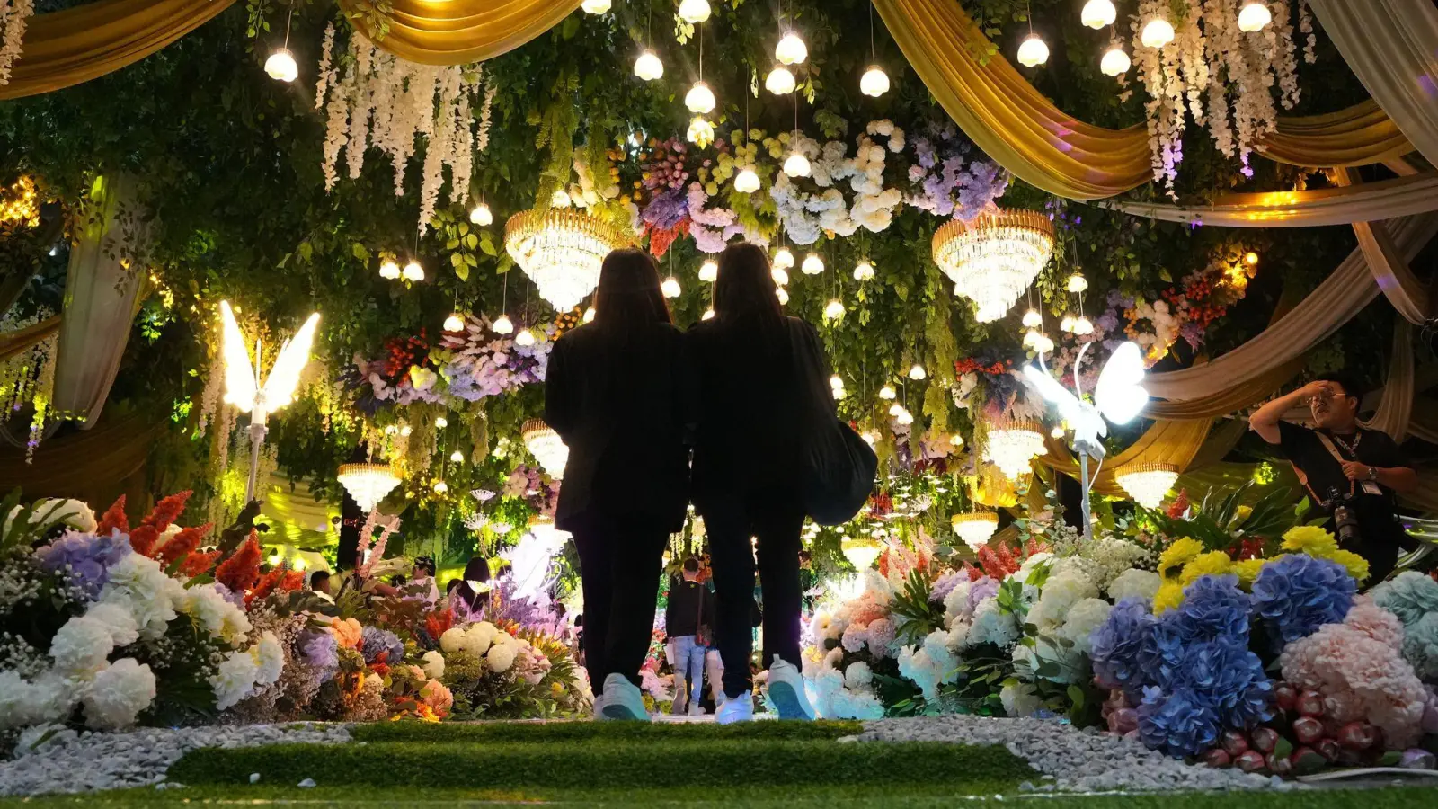 Ein Paar betritt einen Veranstaltungsort während einer LGBTQIA+-Verlobungszeremonie am Valentinstag. (Foto: Aaron Favila/AP/dpa)