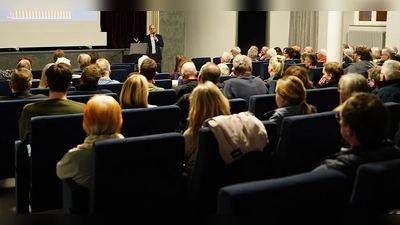 Die Kommunalwahl wirft ihre Schatten voraus: Im Publikum saßen zahlreiche Vertreterinnen und Vertreter aus dem Stadtrat und Mitglieder der Parteien und Gruppierungen.  (Foto: Simone Hedler)