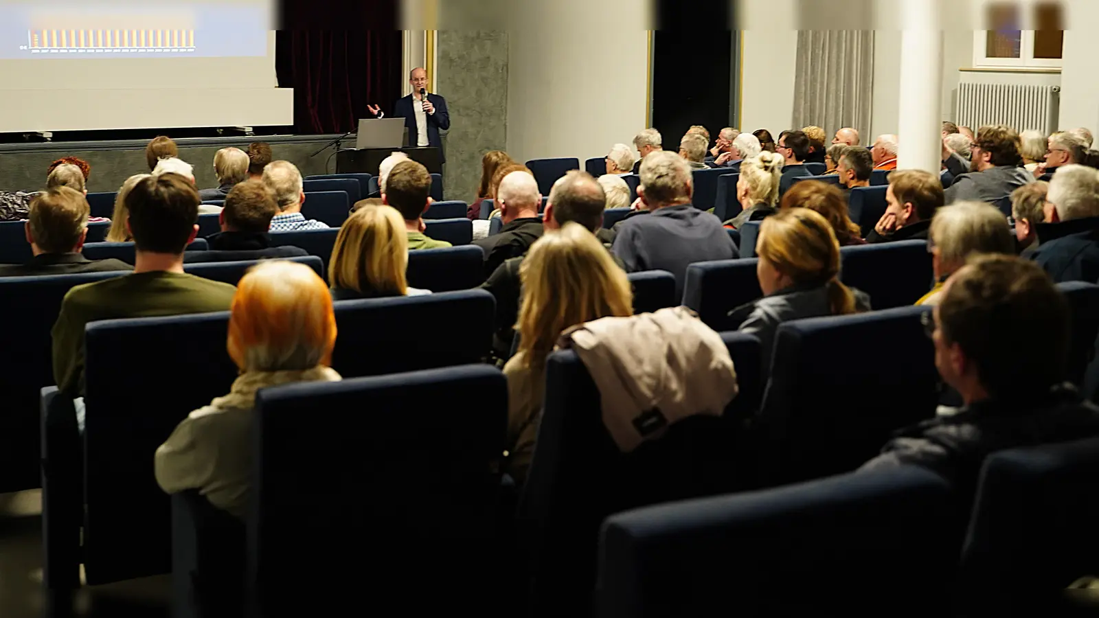 Die Kommunalwahl wirft ihre Schatten voraus: Im Publikum saßen zahlreiche Vertreterinnen und Vertreter aus dem Stadtrat und Mitglieder der Parteien und Gruppierungen.  (Foto: Simone Hedler)